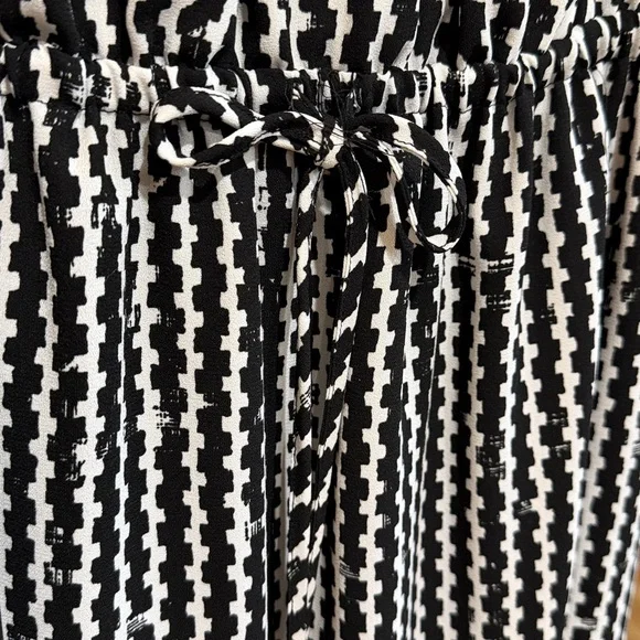 Apt. 9 Black and White Sleeveless Dress
Size M. - Picture 5 of 5